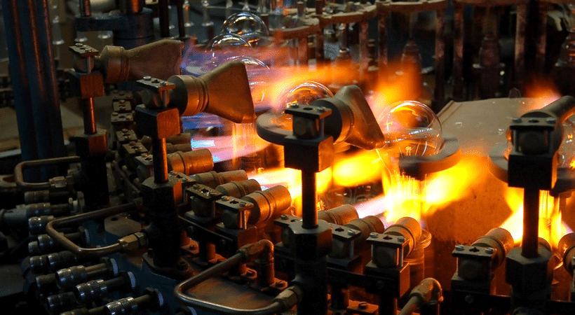 Hydrogen-powered oxy-combustion flame in glass manufacturing